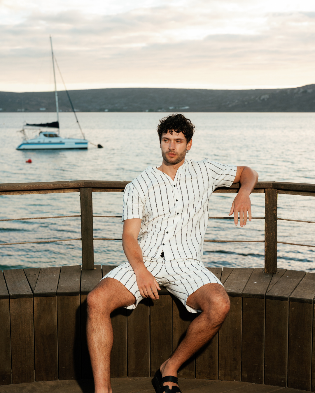 Men's pajamas with elegant material and wavy lines for a modern and comfortable look