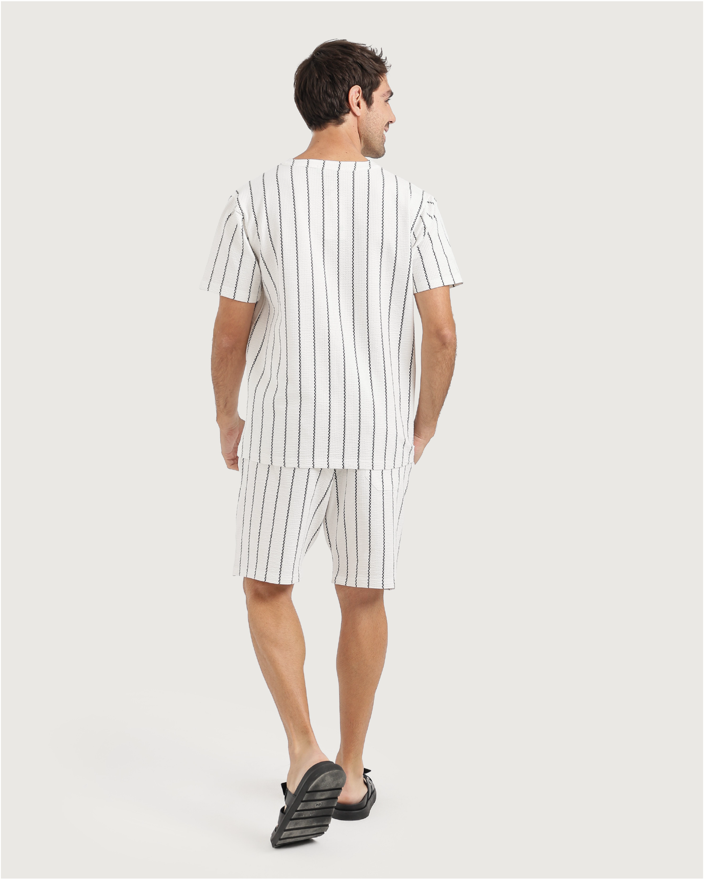 بيجاما رجالى بخامة أنيقة وخطوط مموجة لمظهر عصري ومريح