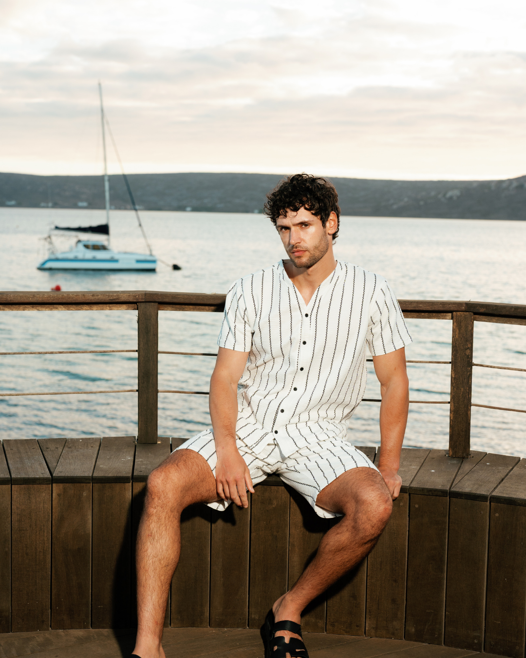 Men's pajamas with elegant material and wavy lines for a modern and comfortable look