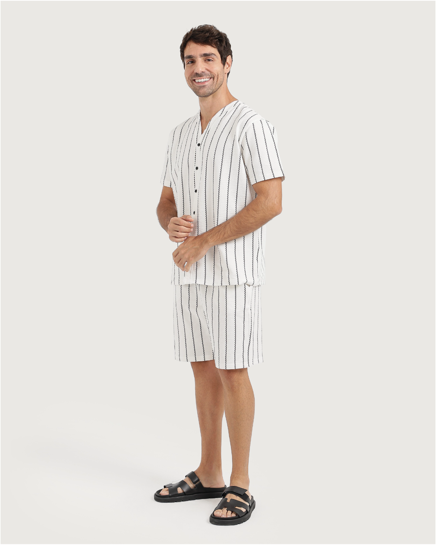 بيجاما رجالى بخامة أنيقة وخطوط مموجة لمظهر عصري ومريح