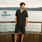 Men's pajamas with elegant material and wavy lines for a modern and comfortable look