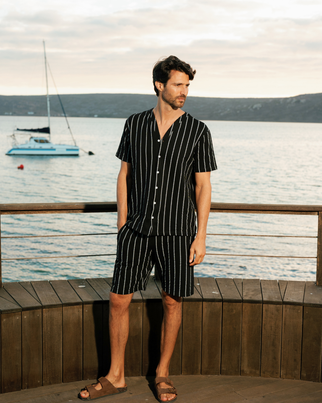 Men's pajamas with elegant material and wavy lines for a modern and comfortable look