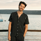 Men's pajamas with elegant material and wavy lines for a modern and comfortable look