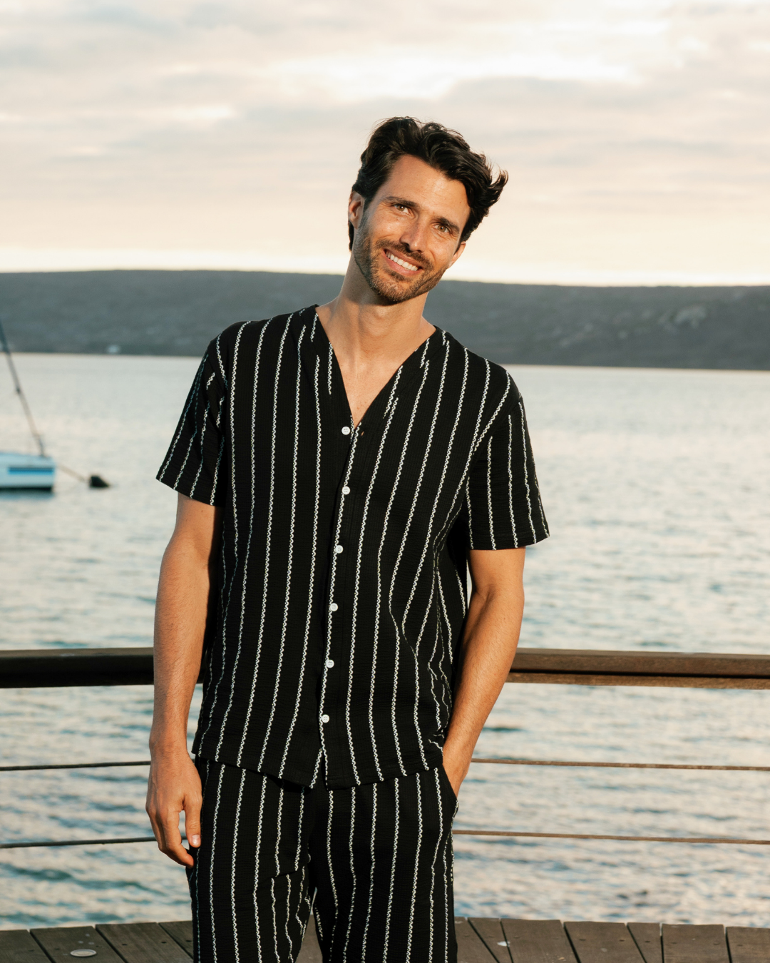 Men's pajamas with elegant material and wavy lines for a modern and comfortable look