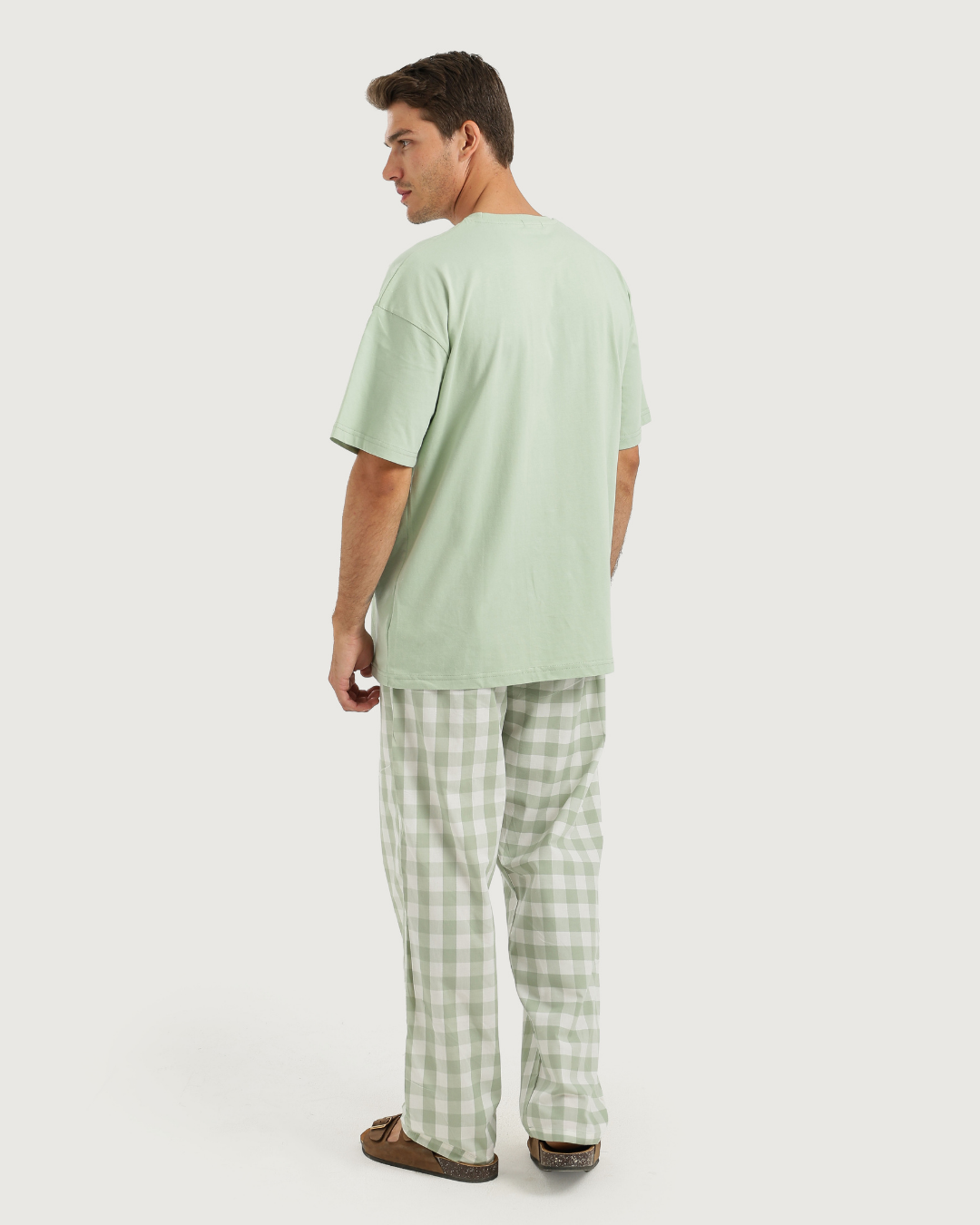 بيجاما مريحة بألوان هادئة