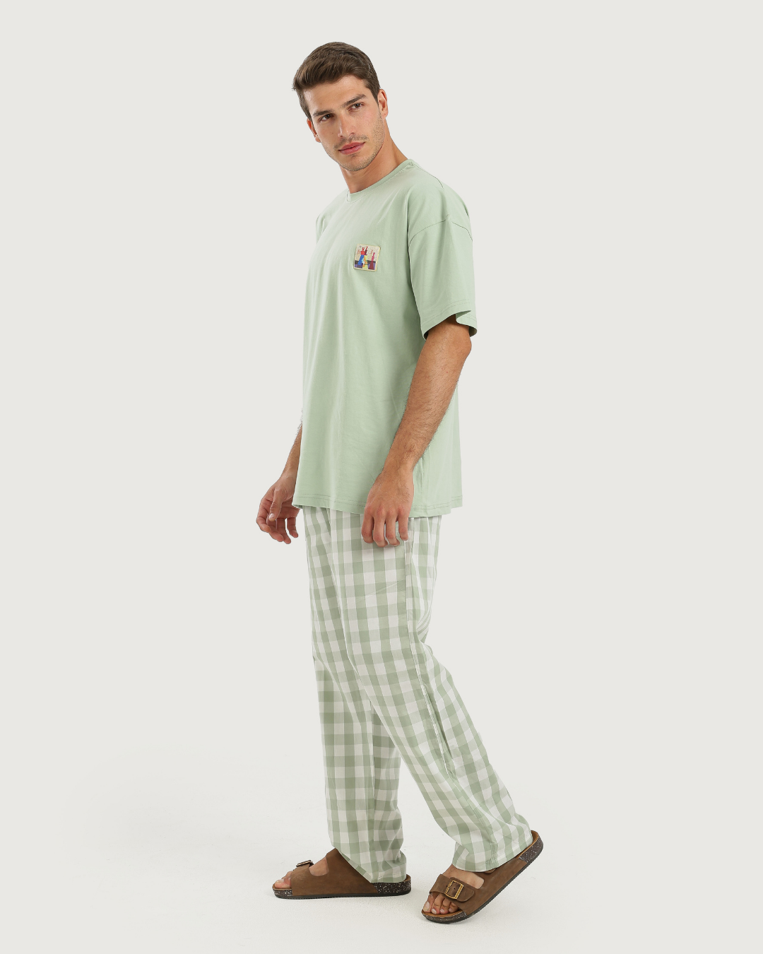 بيجاما مريحة بألوان هادئة