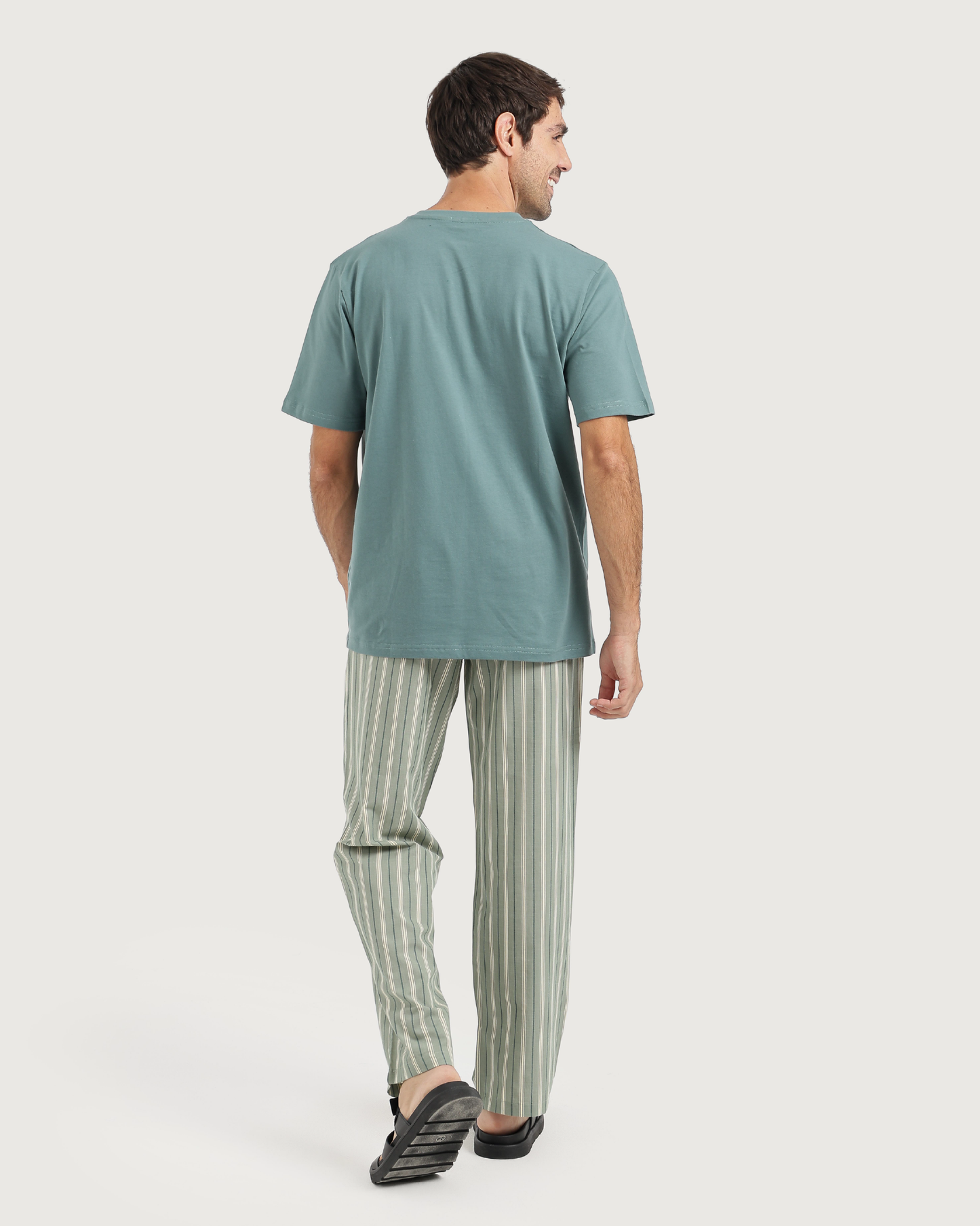 طقم بيجاما مع بنطلون نسيج مخطط