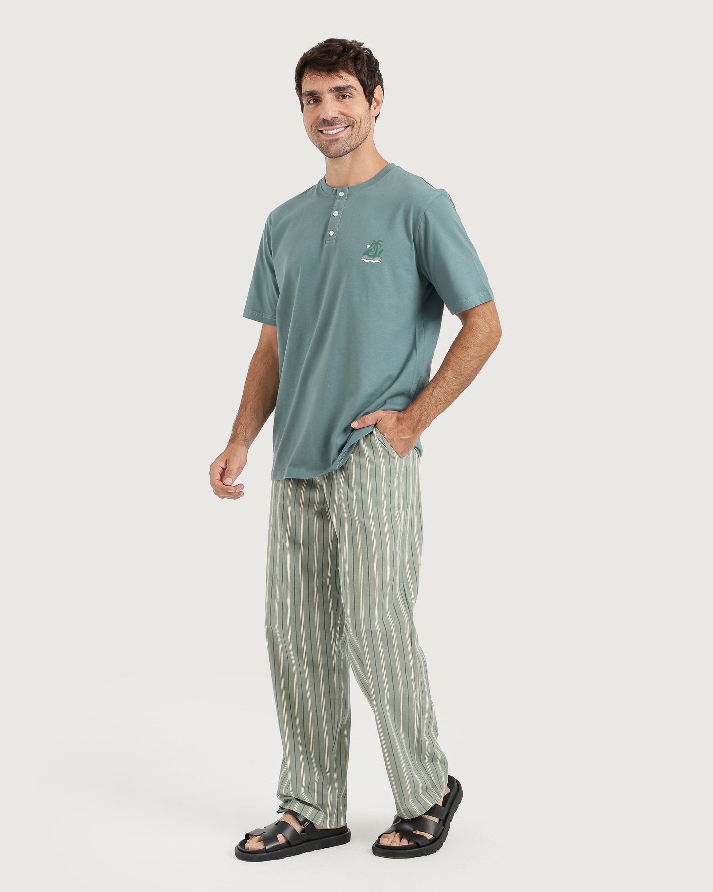 طقم بيجاما مع بنطلون نسيج مخطط