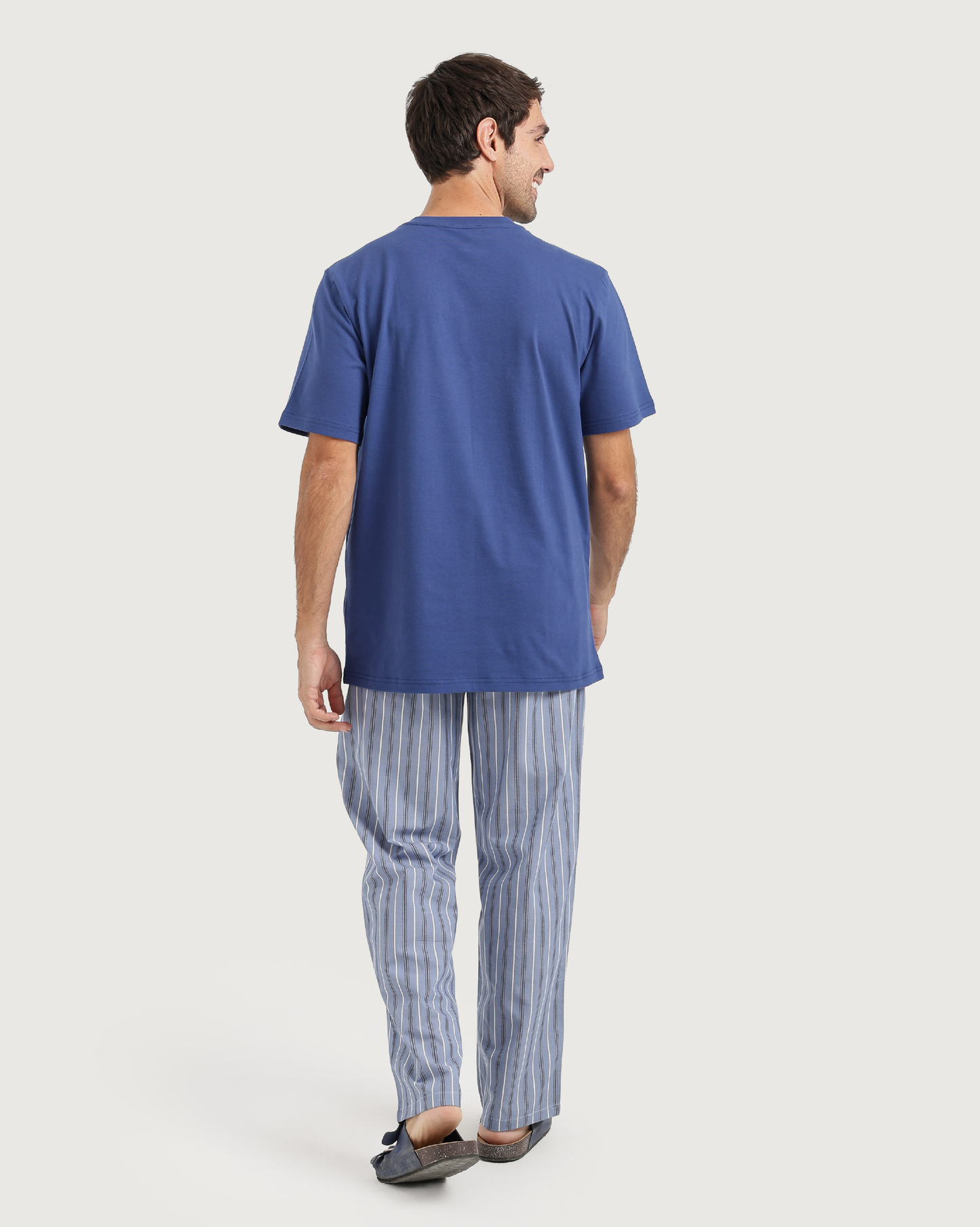 طقم بيجاما مع بنطلون نسيج مخطط