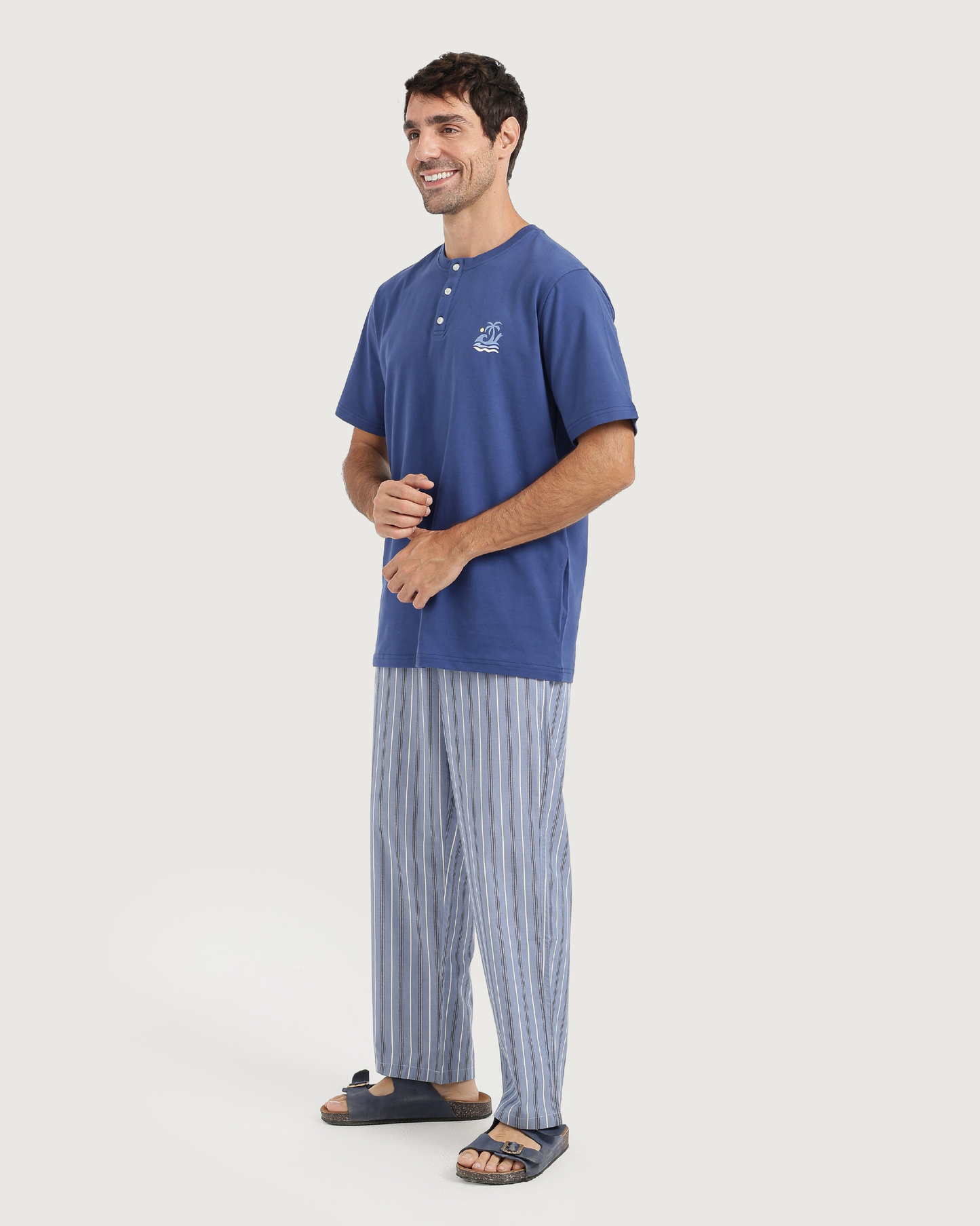 طقم بيجاما مع بنطلون نسيج مخطط