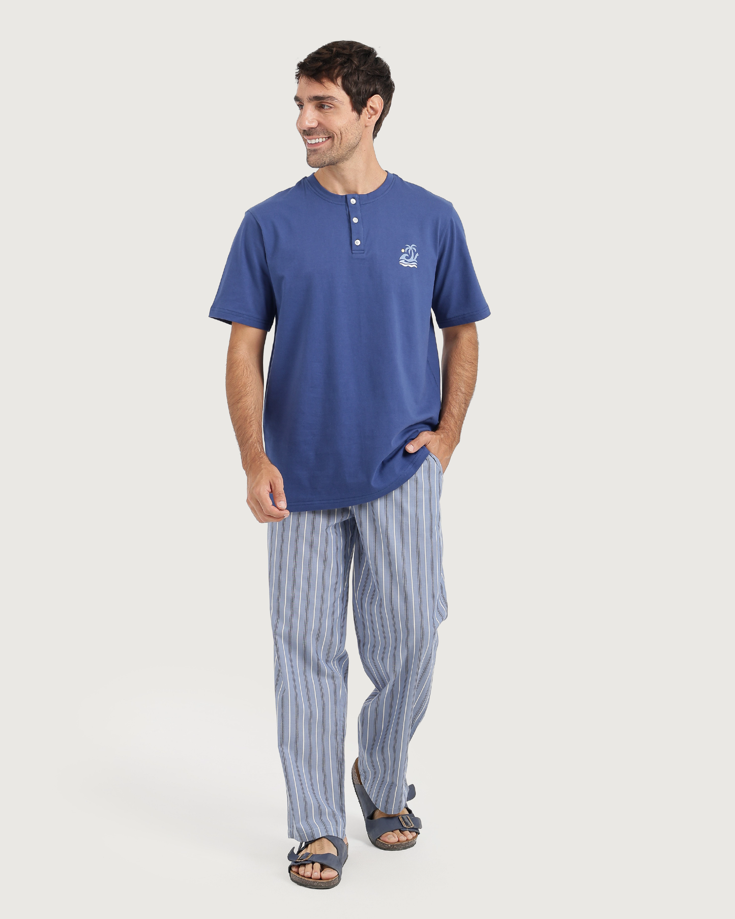 طقم بيجاما مع بنطلون نسيج مخطط