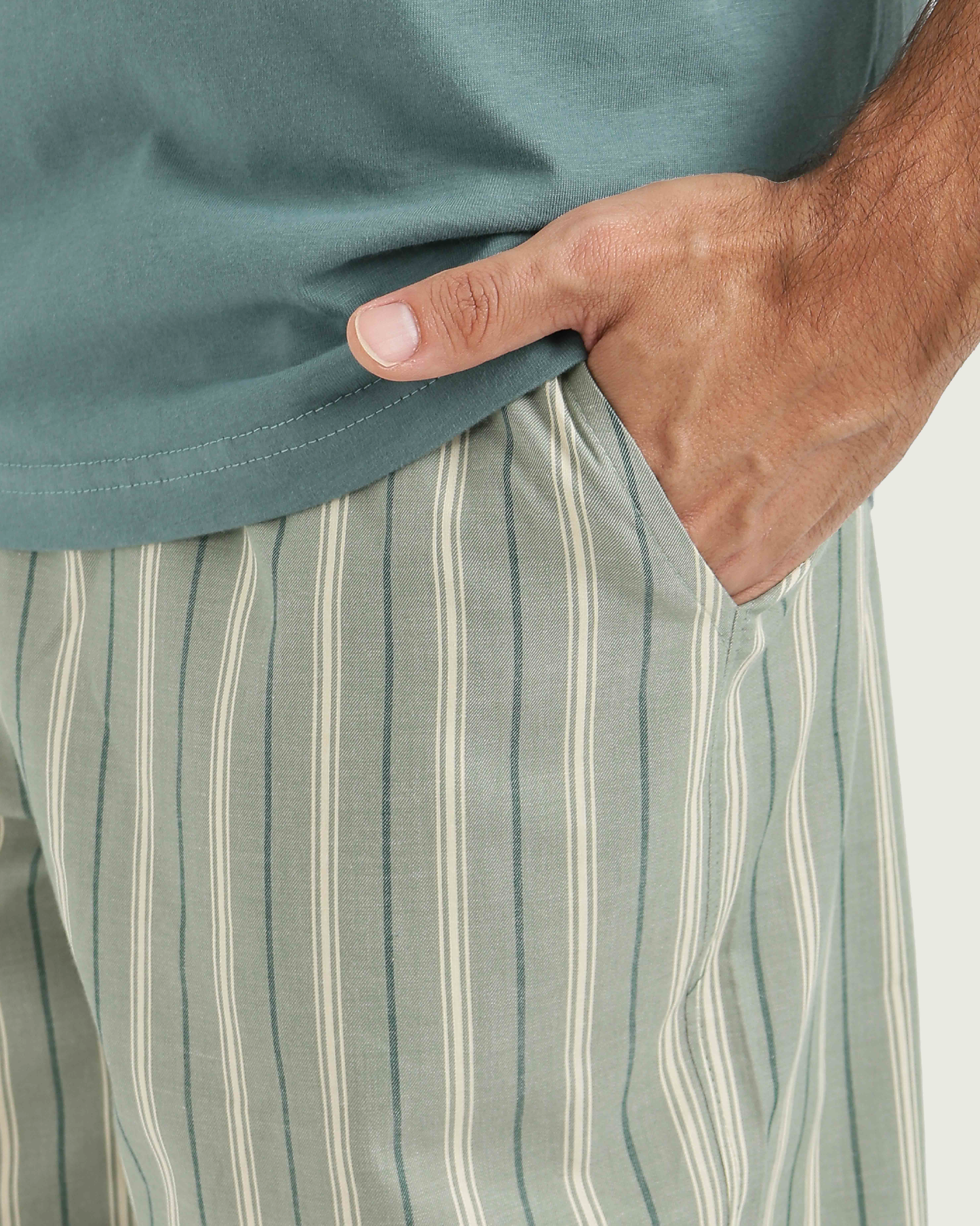 طقم بيجاما مع بنطلون نسيج مخطط