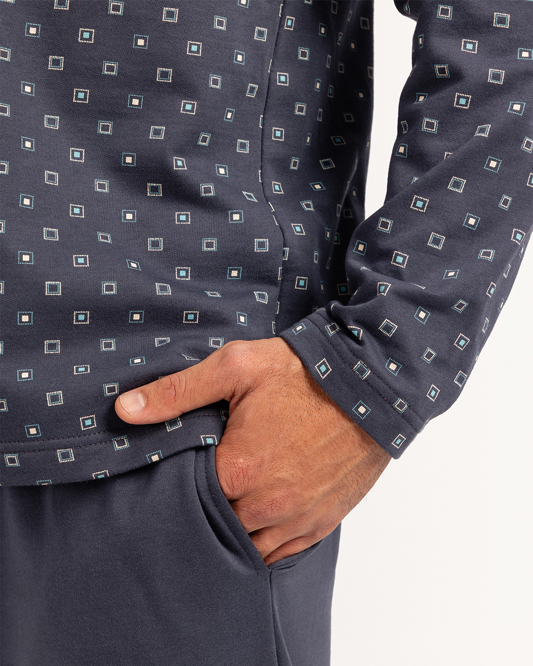 بيجاما رجالى ميلتون  توب مطبوع  رقبه V جيب على الصدر مع بنطلون سادة