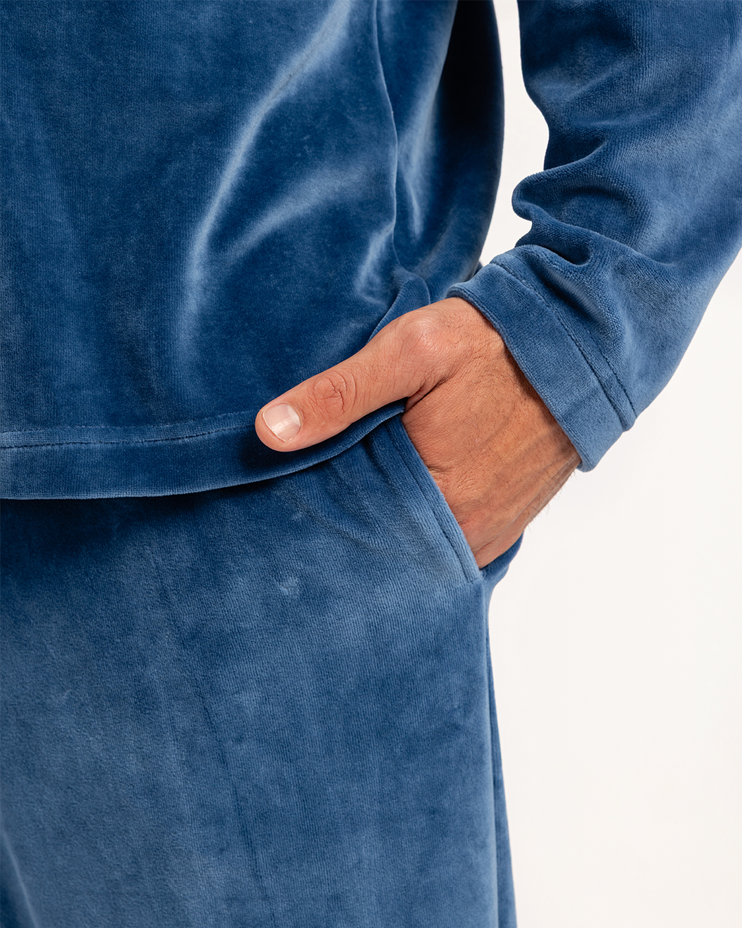 بيجاما رجالى قطيفة ساده رقبة V جيب على الصدر