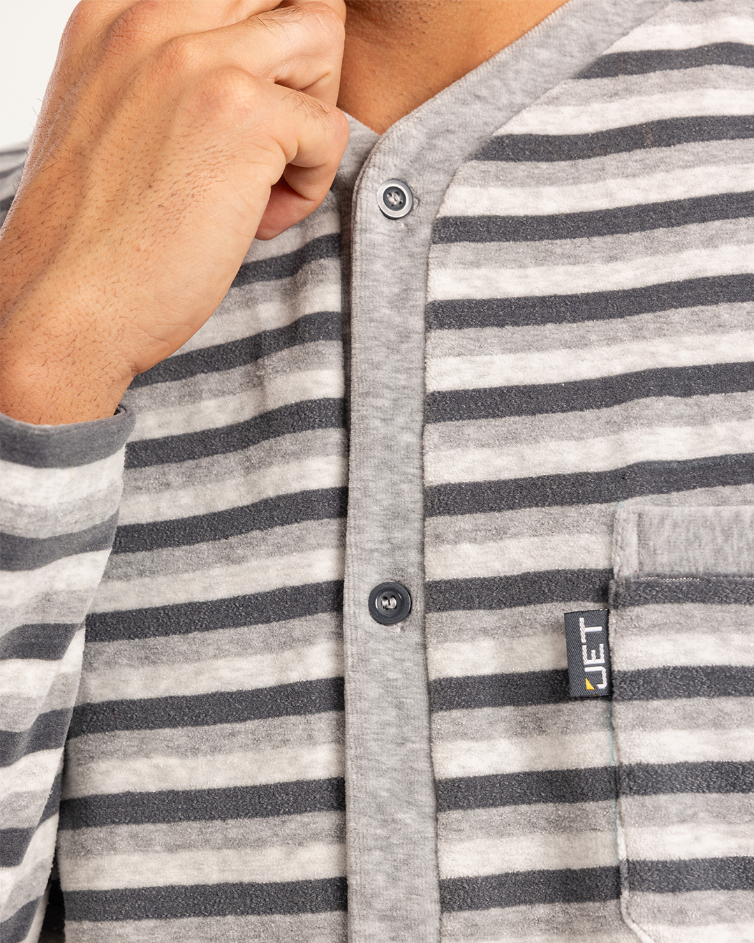 بيجاما رجالى قطيفة سترايبر جاكيت بزراير رقبه V جيب على الصدر و بنطلون سادة