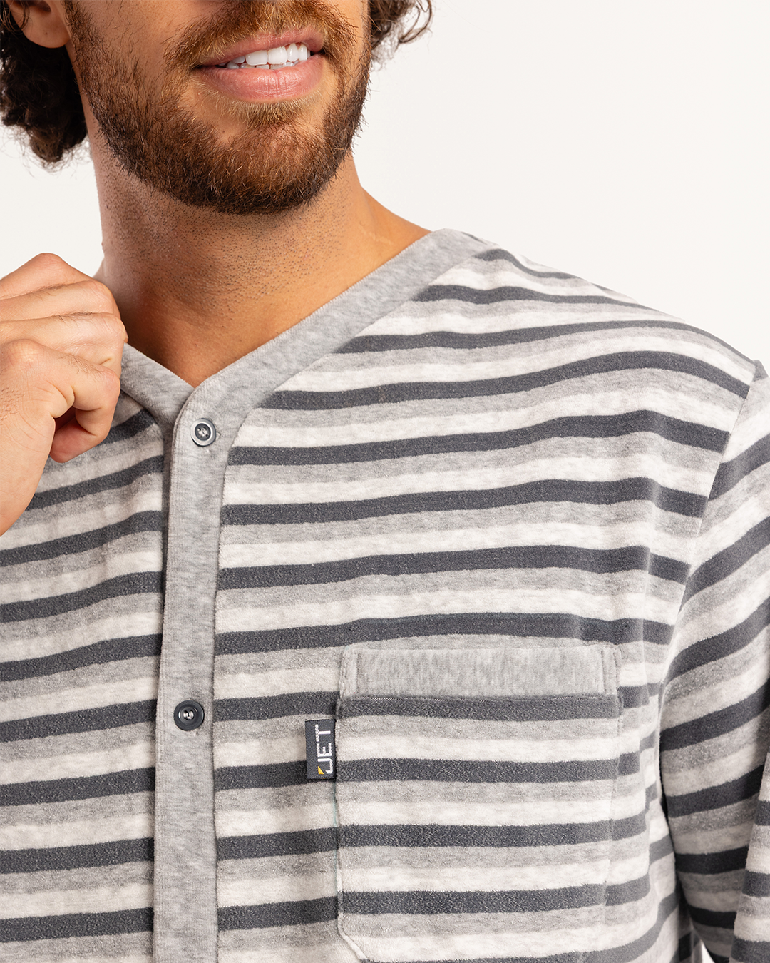 بيجاما رجالى قطيفة سترايبر جاكيت بزراير رقبه V جيب على الصدر و بنطلون سادة