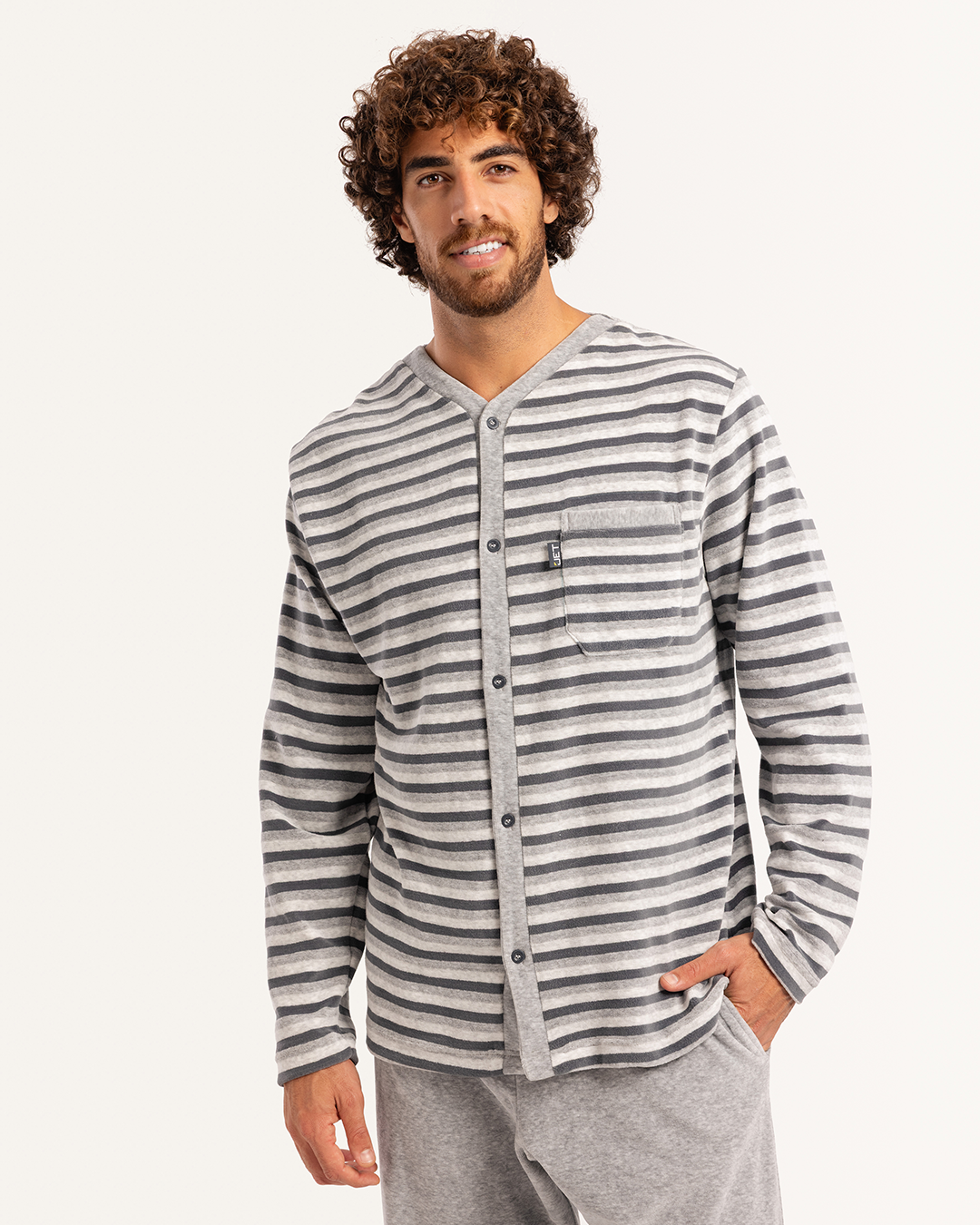 بيجاما رجالى قطيفة سترايبر جاكيت بزراير رقبه V جيب على الصدر و بنطلون سادة