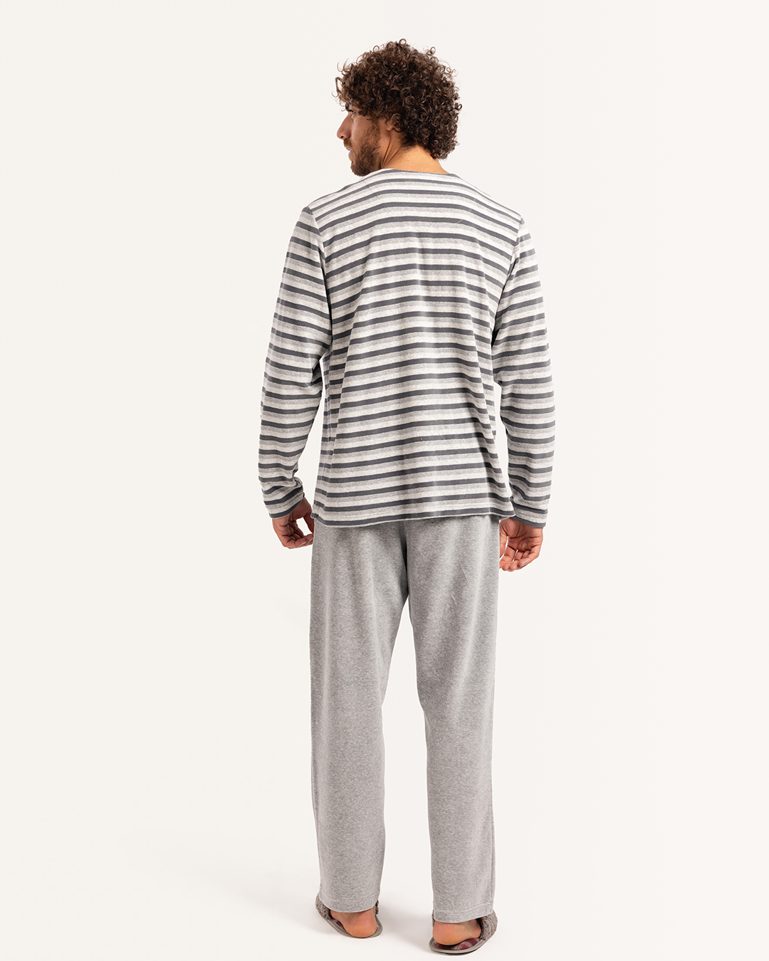 بيجاما رجالى قطيفة سترايبر جاكيت بزراير رقبه V جيب على الصدر و بنطلون سادة