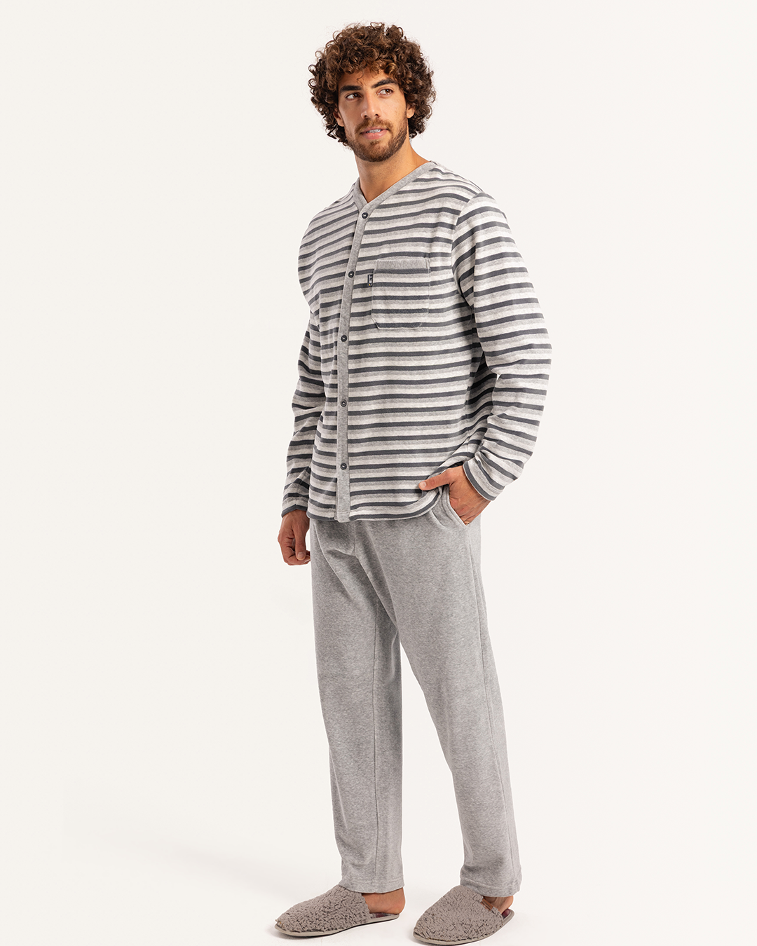 بيجاما رجالى قطيفة سترايبر جاكيت بزراير رقبه V جيب على الصدر و بنطلون سادة