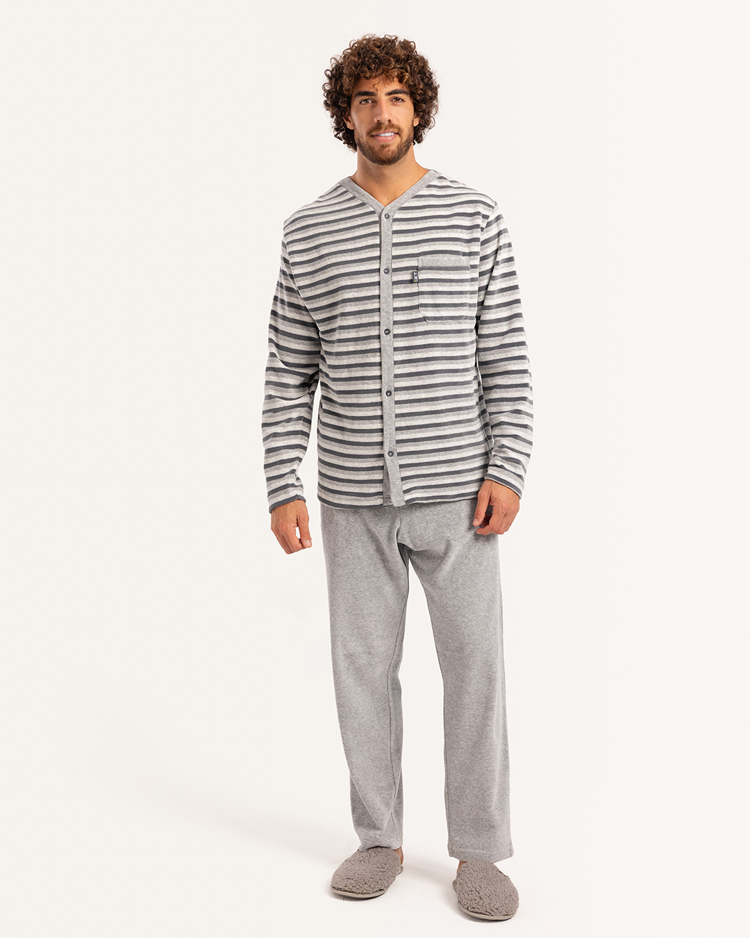 بيجاما رجالى قطيفة سترايبر جاكيت بزراير رقبه V جيب على الصدر و بنطلون سادة