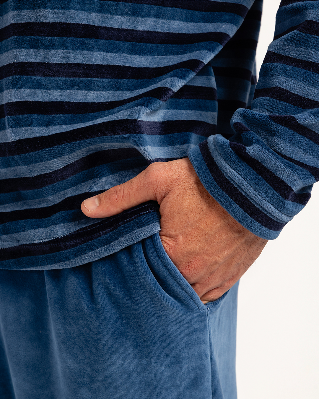 بيجاما رجالى قطيفة سترايبر جاكيت بزراير رقبه V جيب على الصدر و بنطلون سادة