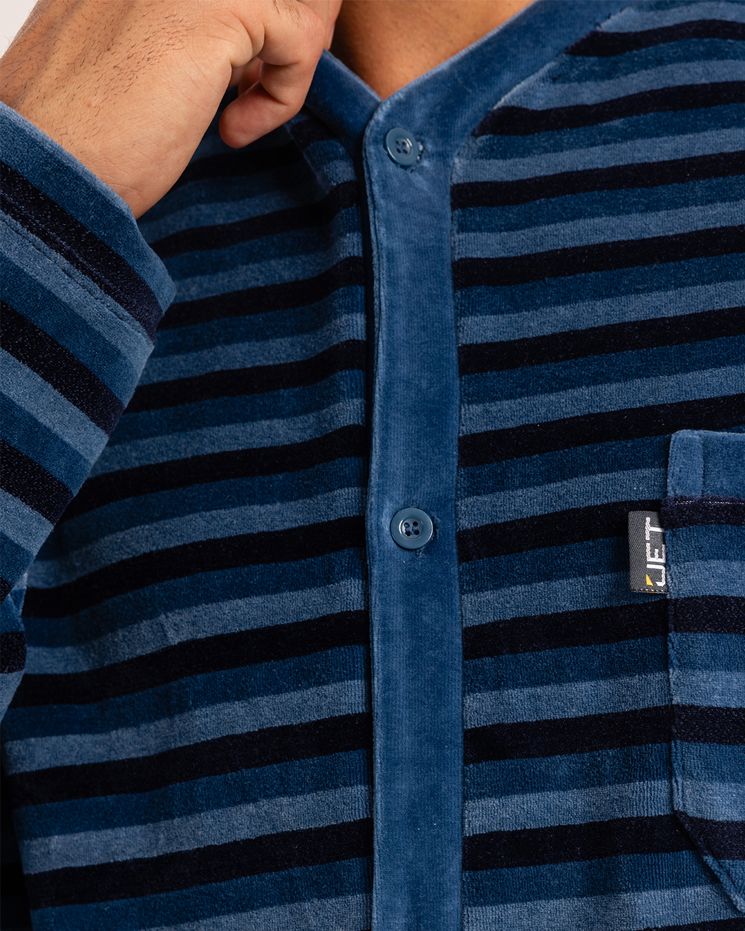 بيجاما رجالى قطيفة سترايبر جاكيت بزراير رقبه V جيب على الصدر و بنطلون سادة