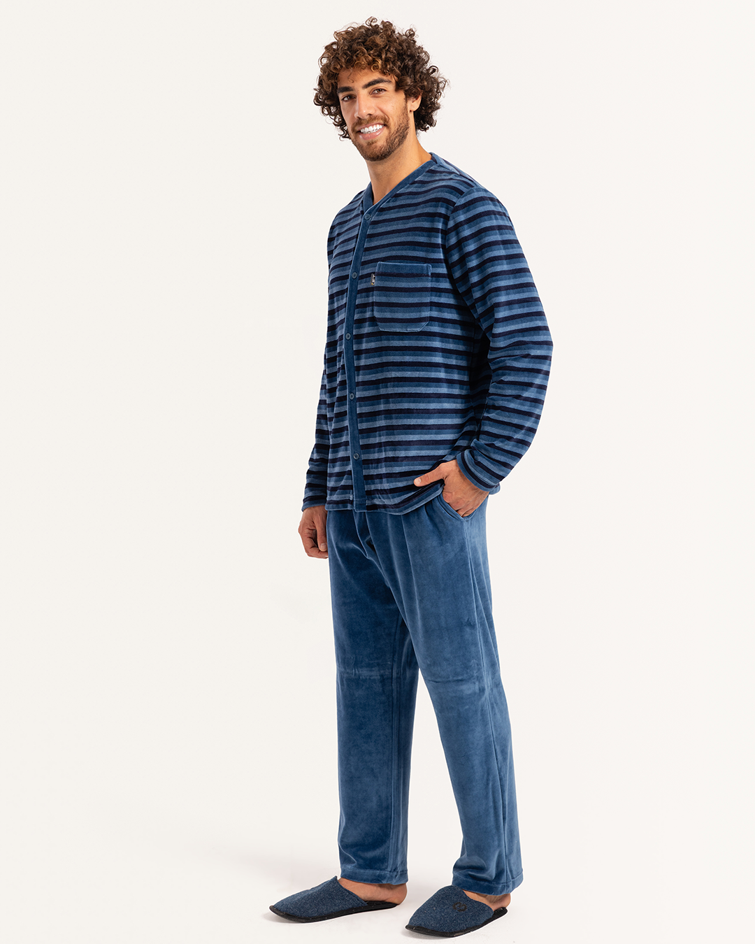 بيجاما رجالى قطيفة سترايبر جاكيت بزراير رقبه V جيب على الصدر و بنطلون سادة