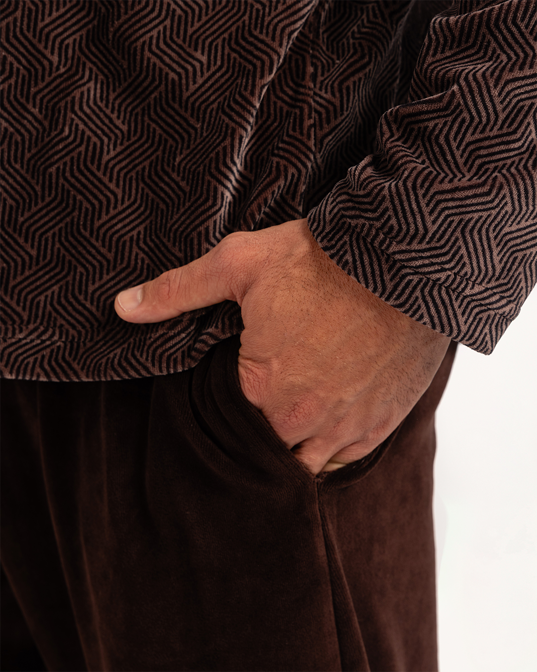 بيجاما رجالى قطيفة توب مطبوع  رقبه V جيب على الصدر و بنطلون ساده