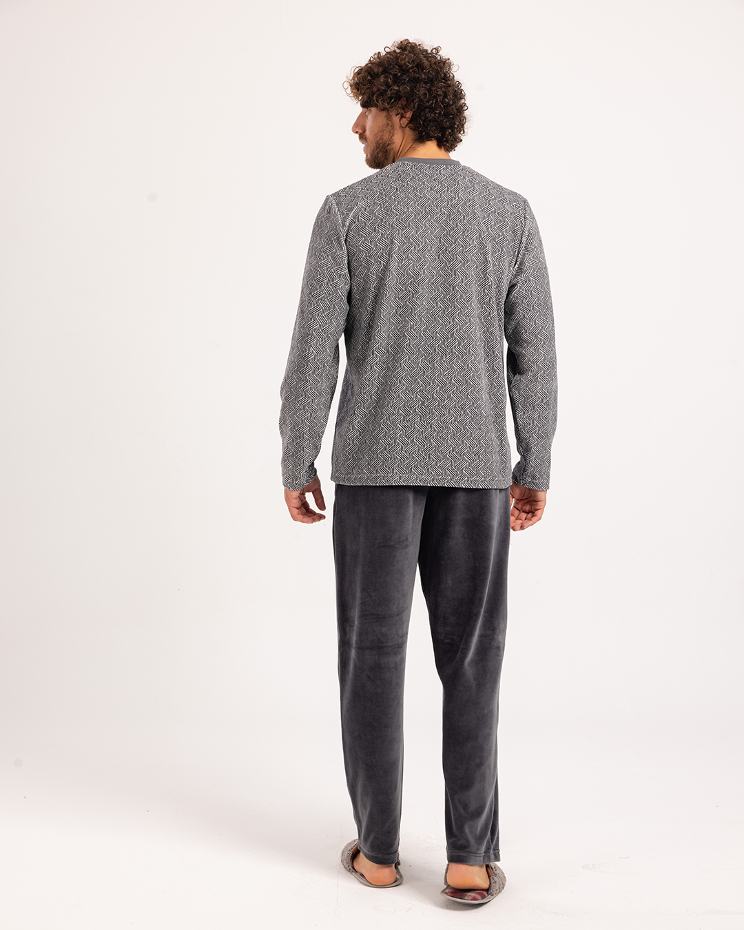 بيجاما رجالى قطيفة توب مطبوع  رقبه V جيب على الصدر و بنطلون ساده