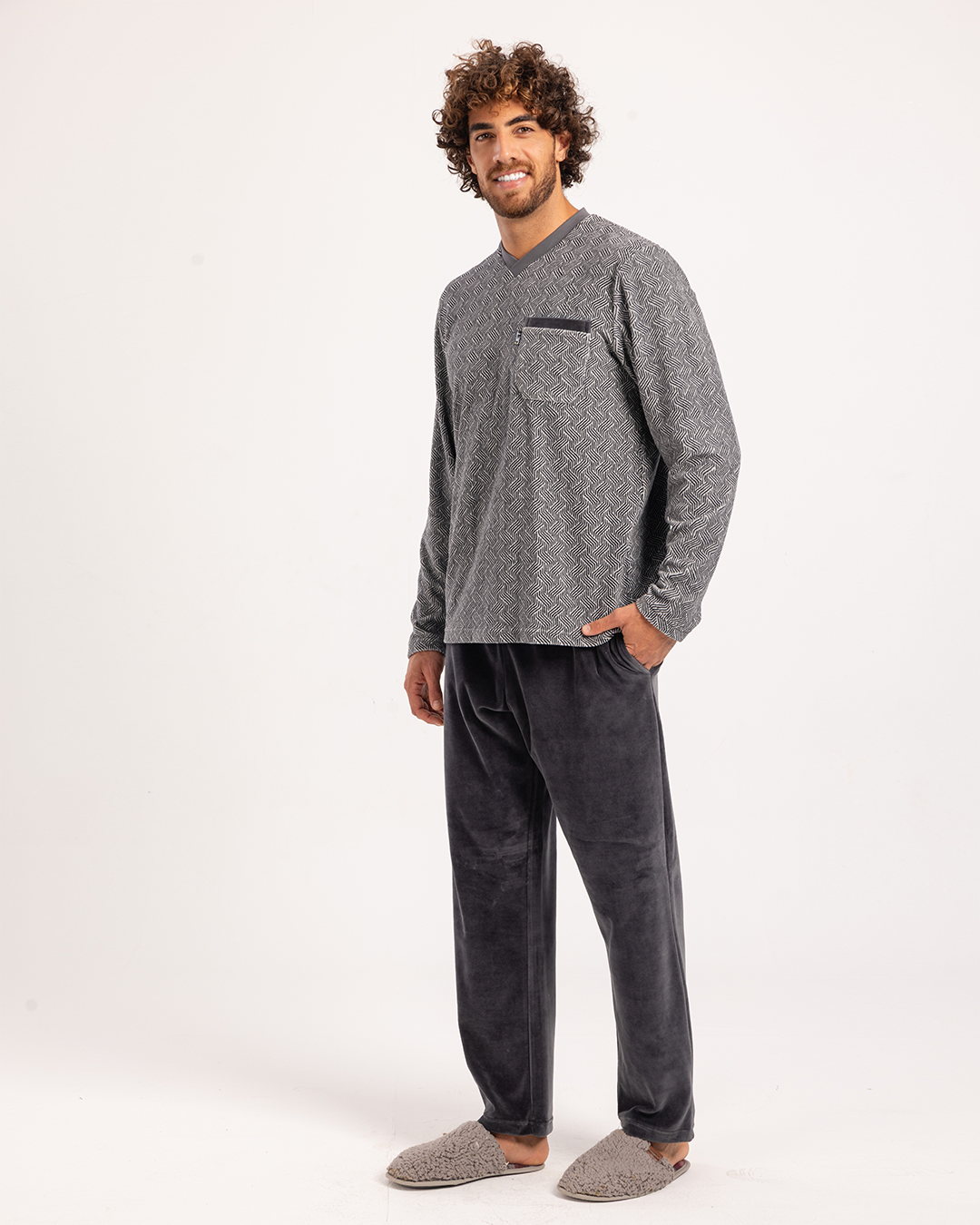 بيجاما رجالى قطيفة توب مطبوع  رقبه V جيب على الصدر و بنطلون ساده