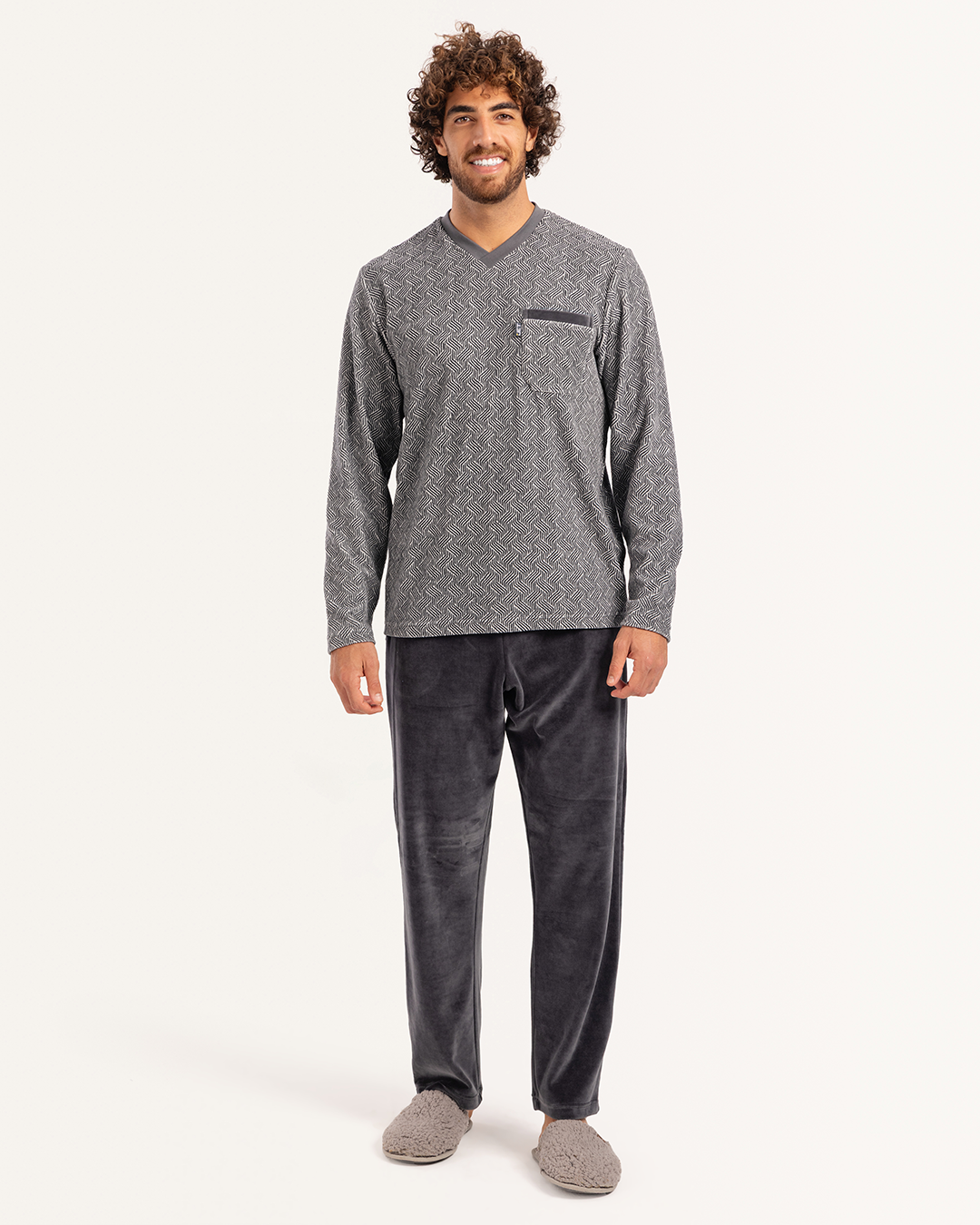 بيجاما رجالى قطيفة توب مطبوع  رقبه V جيب على الصدر و بنطلون ساده