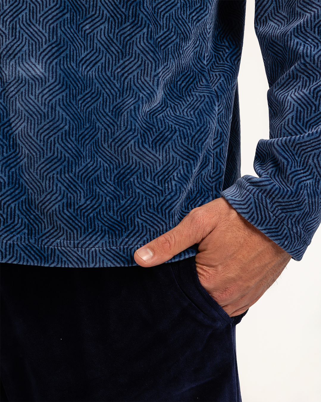 بيجاما رجالى قطيفة توب مطبوع  رقبه V جيب على الصدر و بنطلون ساده