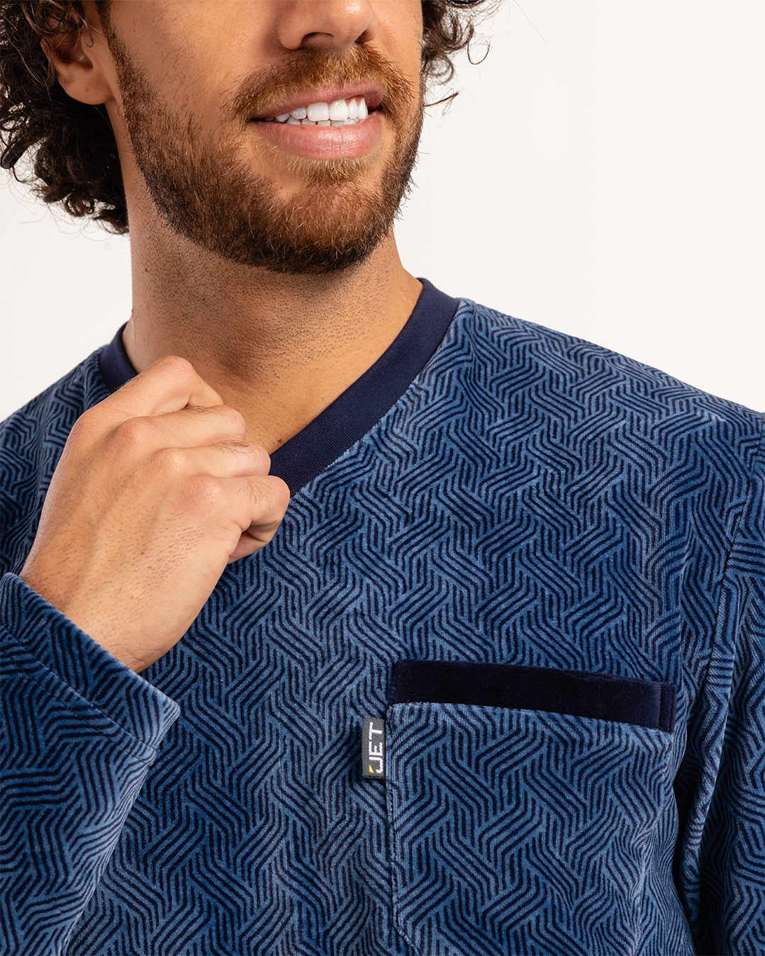 بيجاما رجالى قطيفة توب مطبوع  رقبه V جيب على الصدر و بنطلون ساده