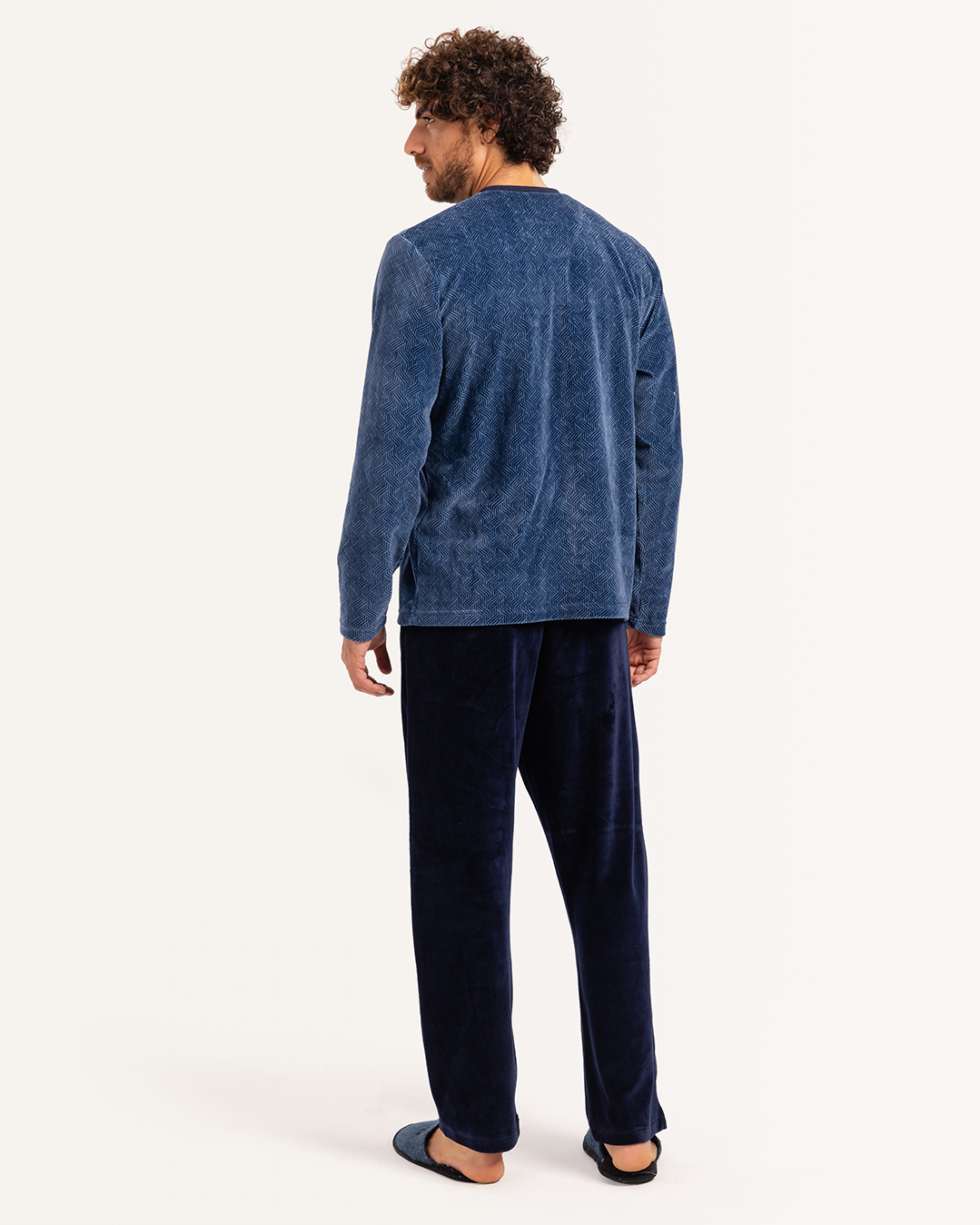 بيجاما رجالى قطيفة توب مطبوع  رقبه V جيب على الصدر و بنطلون ساده