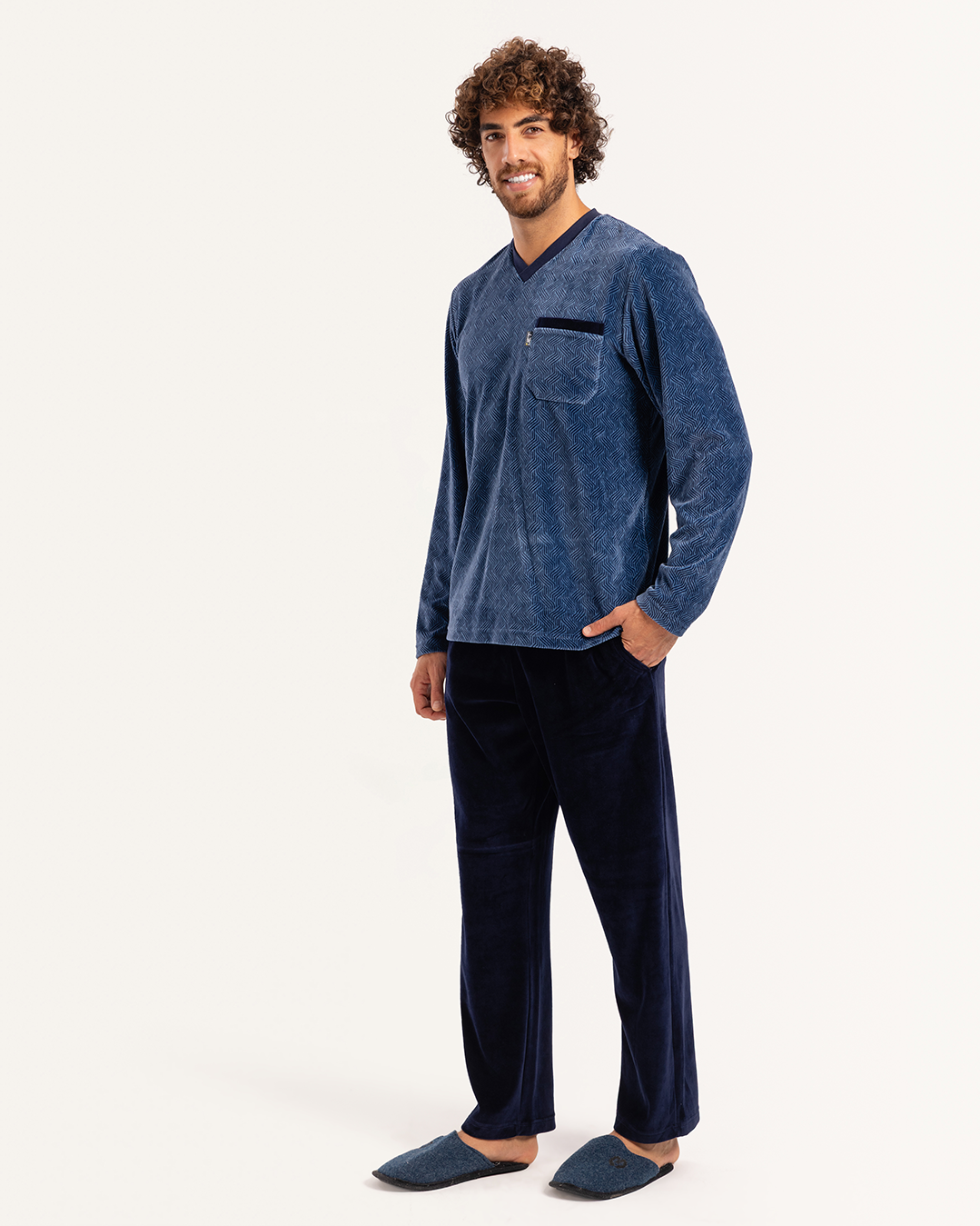 بيجاما رجالى قطيفة توب مطبوع رقبه V جيب على الصدر و بنطلون ساده