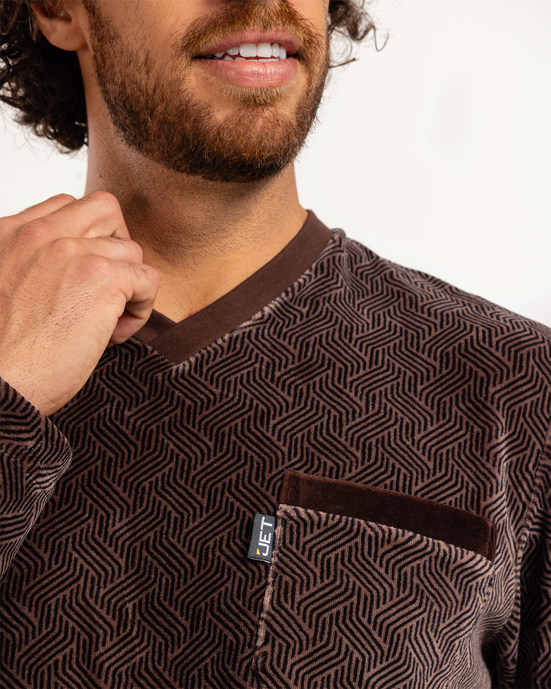 بيجاما رجالى قطيفة توب مطبوع  رقبه V جيب على الصدر و بنطلون ساده