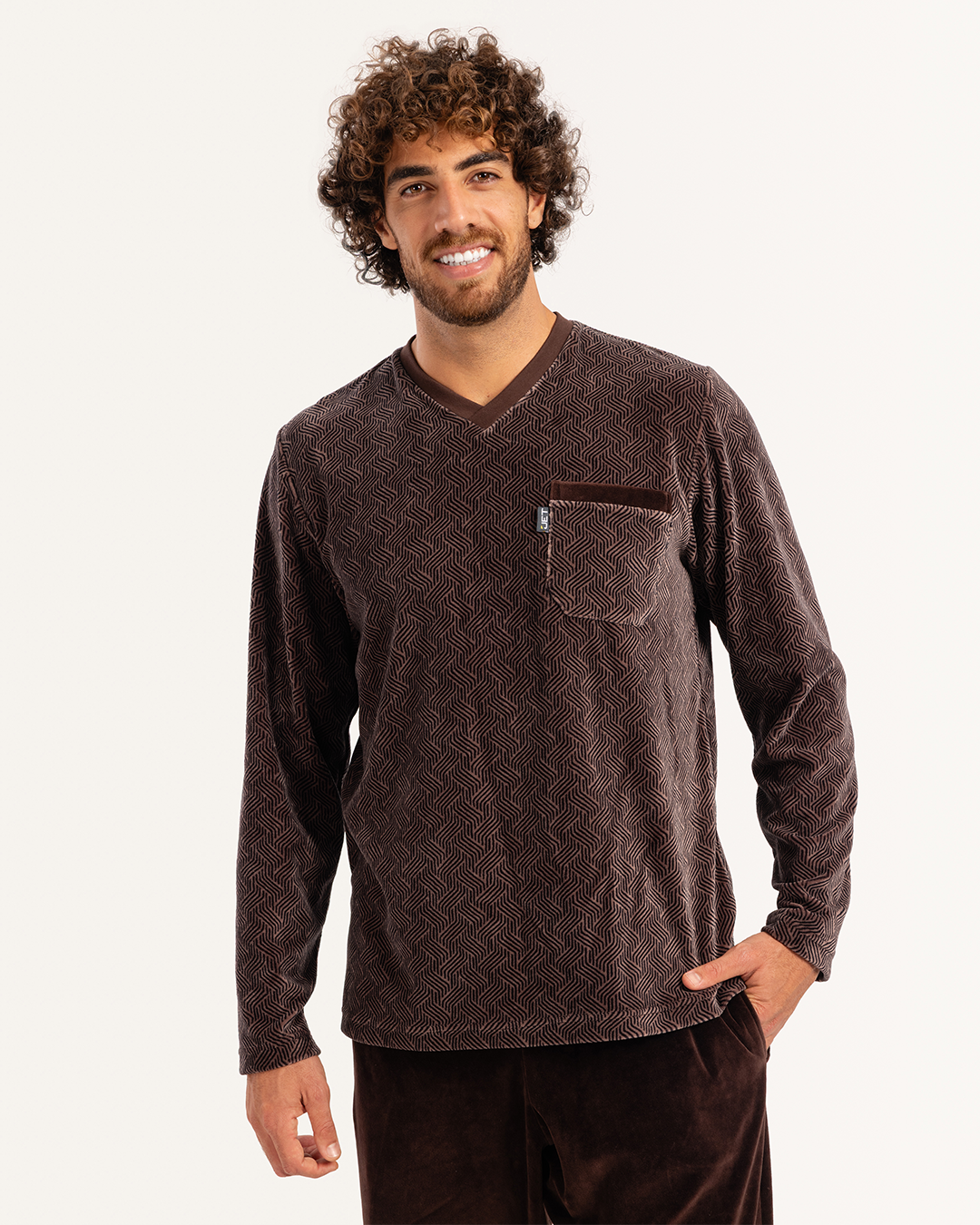 بيجاما رجالى قطيفة توب مطبوع  رقبه V جيب على الصدر و بنطلون ساده