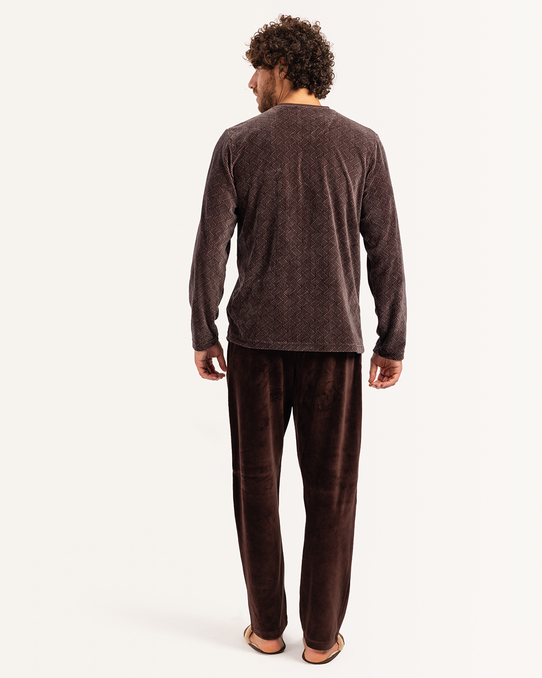 بيجاما رجالى قطيفة توب مطبوع  رقبه V جيب على الصدر و بنطلون ساده