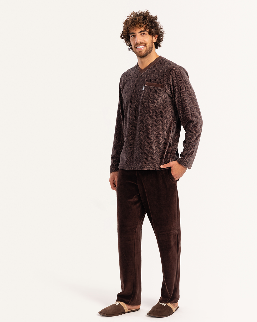 بيجاما رجالى قطيفة توب مطبوع  رقبه V جيب على الصدر و بنطلون ساده