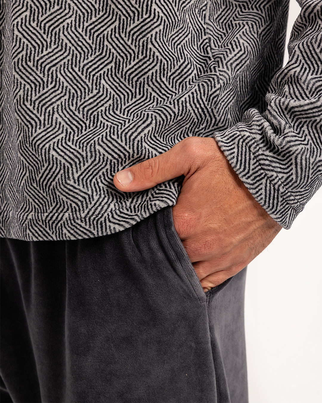 بيجاما رجالى قطيفة توب مطبوع  رقبه V جيب على الصدر و بنطلون ساده