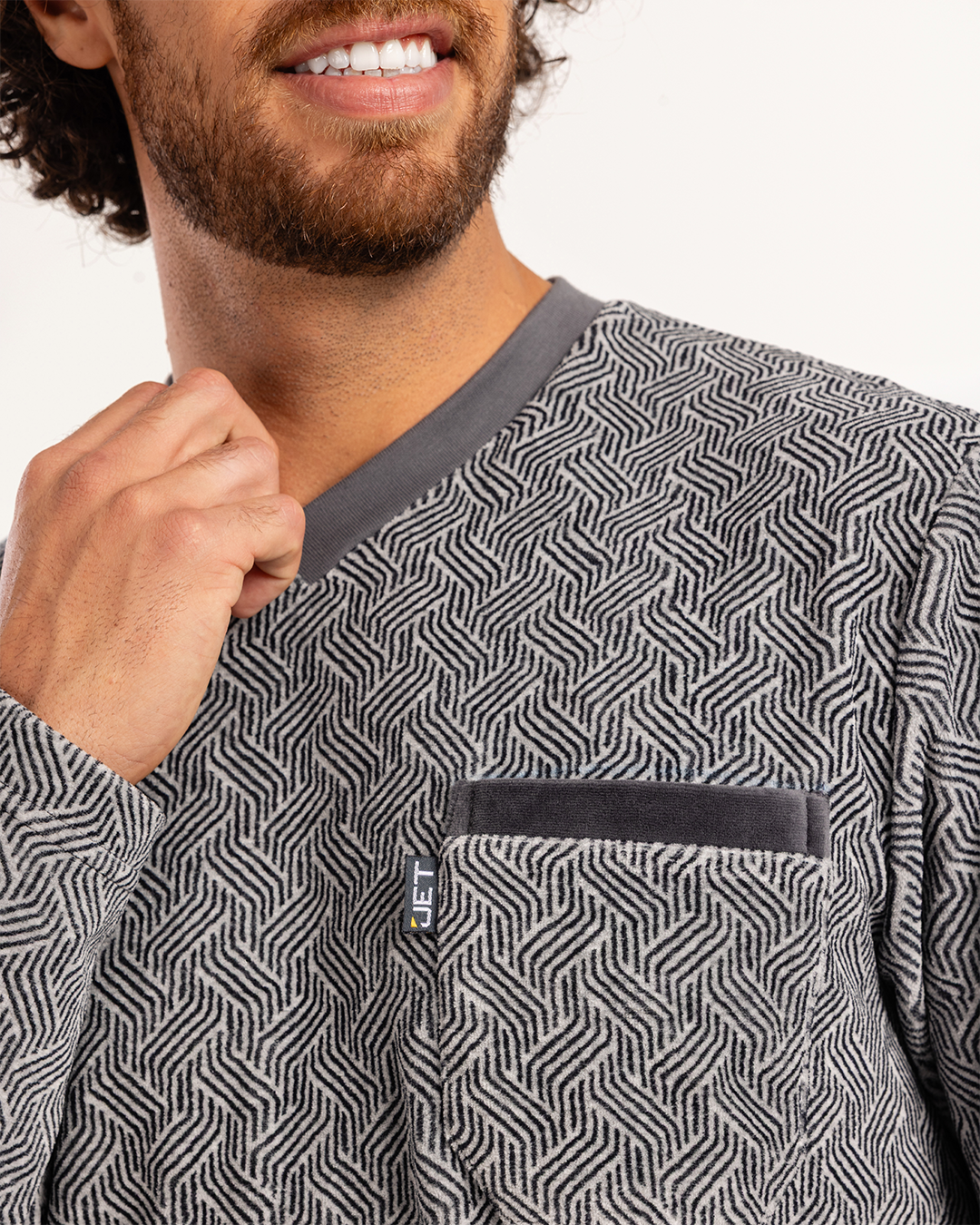 بيجاما رجالى قطيفة توب مطبوع  رقبه V جيب على الصدر و بنطلون ساده