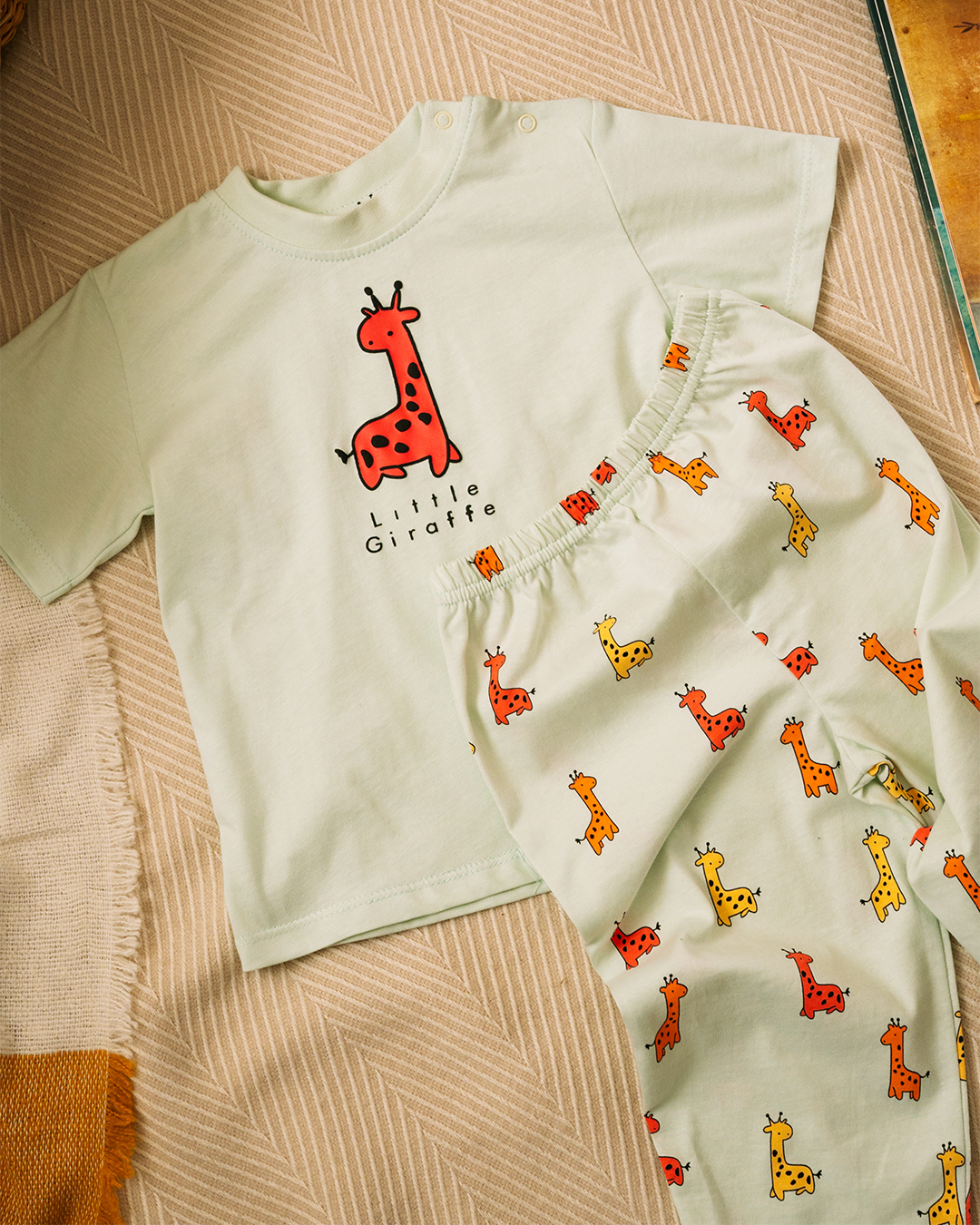 Children's pajama with a cute giraffe print
