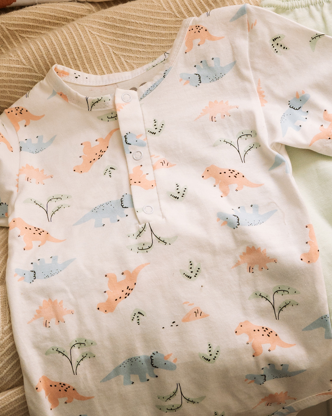 طقم أطفال أولادي بتصميم الديناصور الصغير