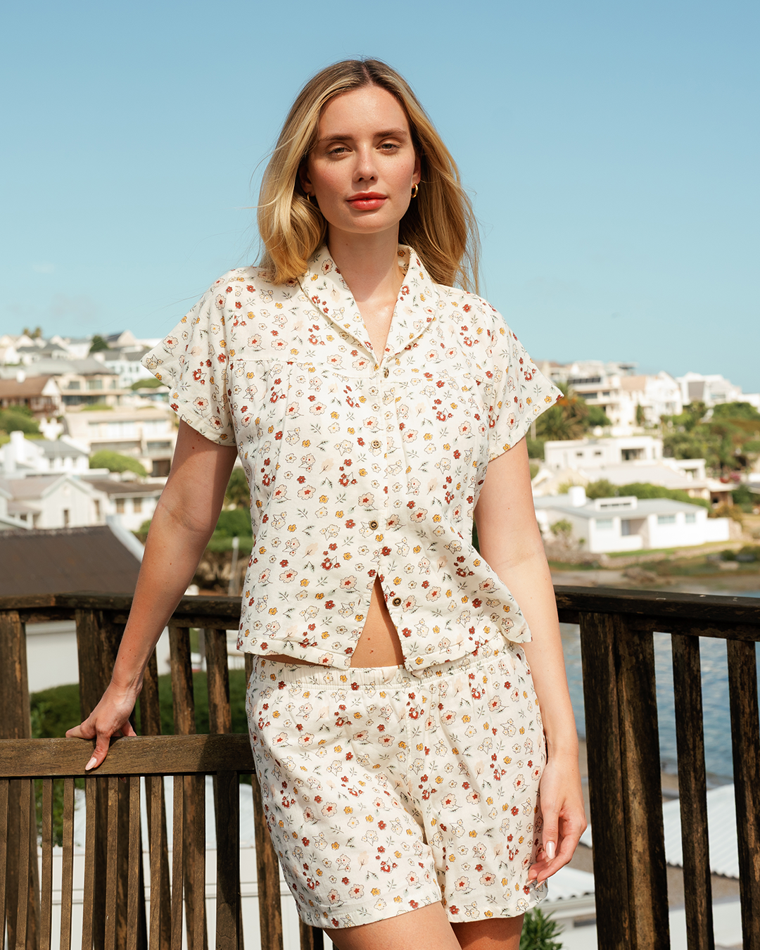 بيجاما نسائية بطبعة زهور ناعمة مستوحاة من نسيم الصيف