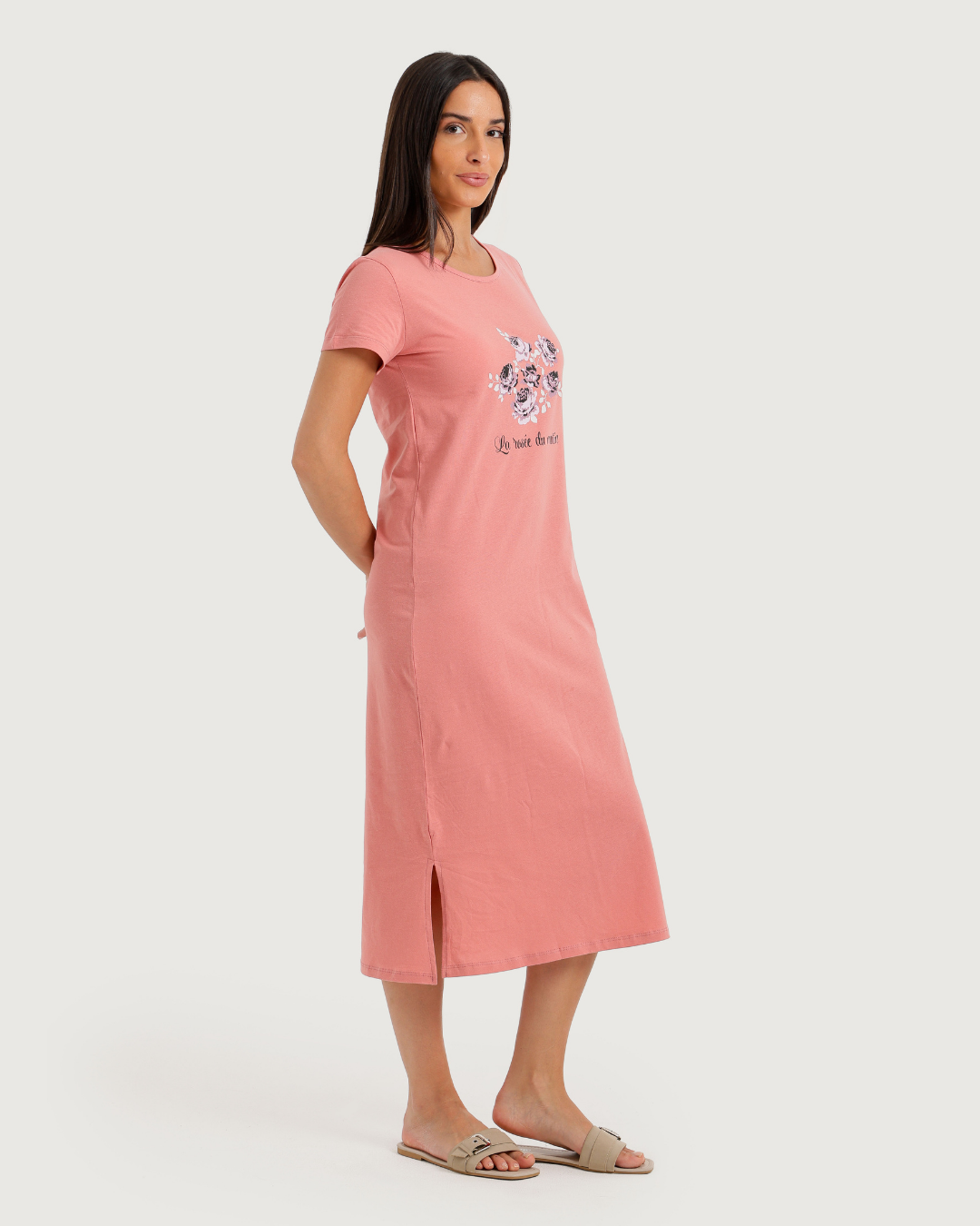 Chemise of a long female neck imprimé fleur on the poitrine