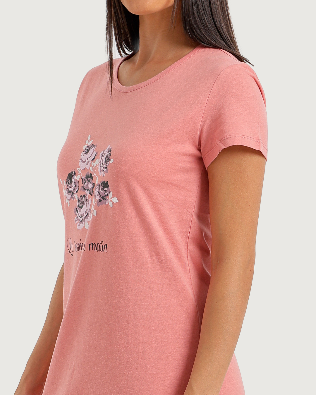 Chemise of a long female neck imprimé fleur on the poitrine