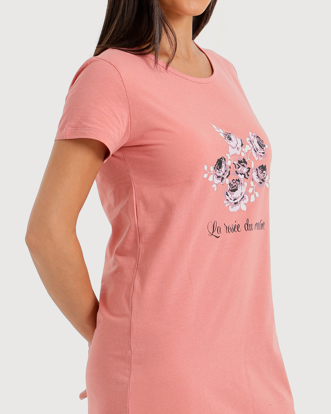 Chemise of a long female neck imprimé fleur on the poitrine