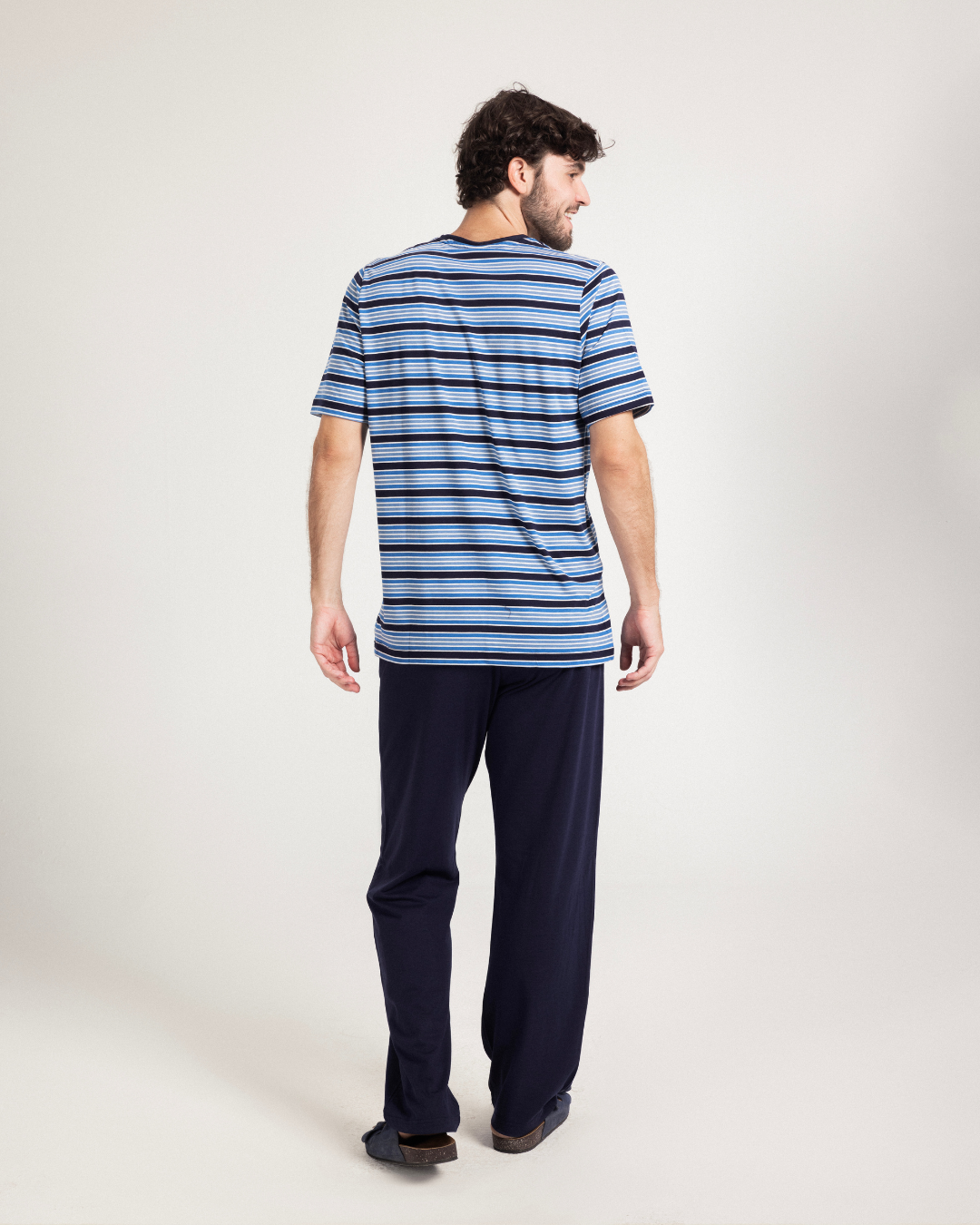 V بيجاما رجالى سترايبر نصف كم و بنطلون ساده