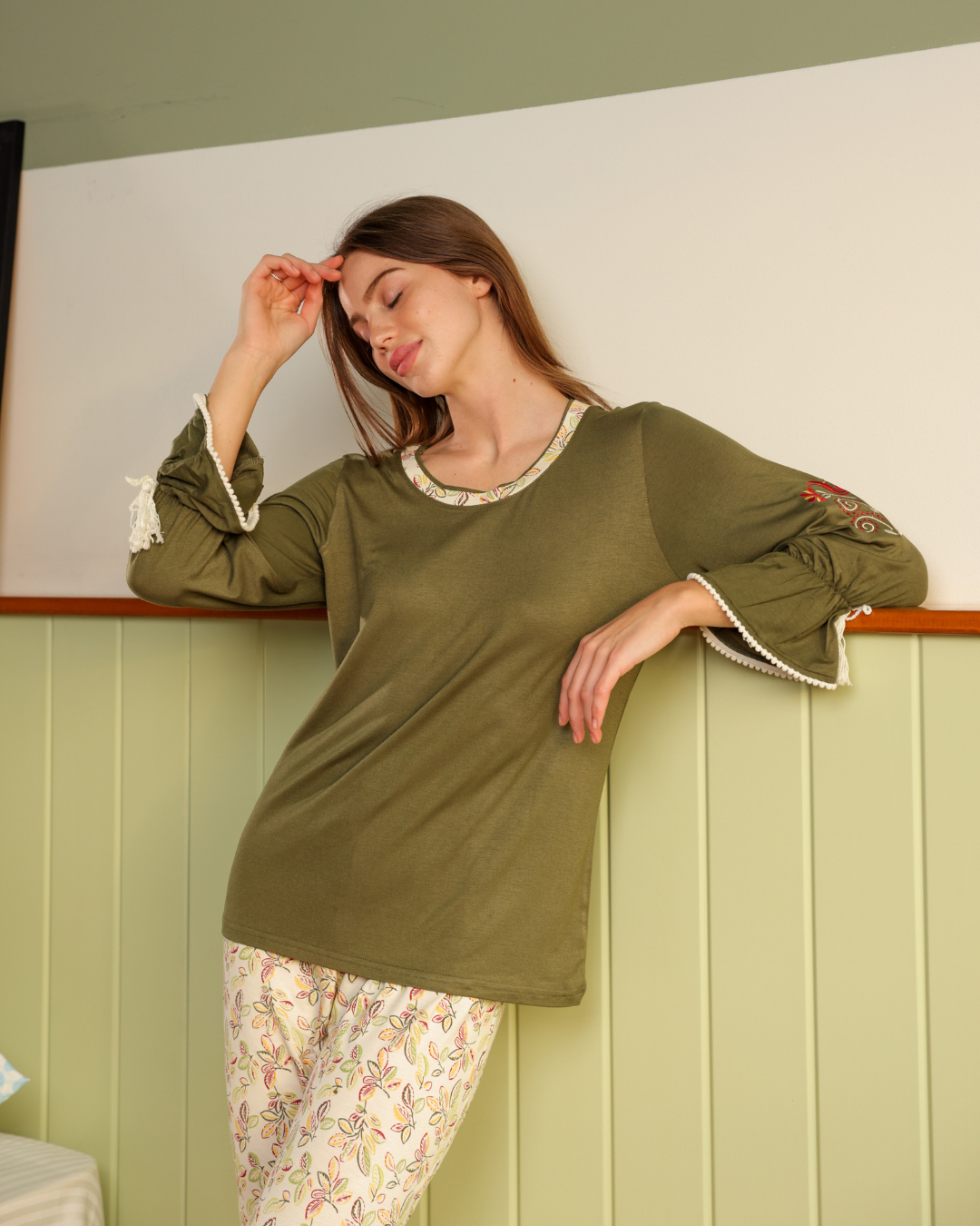 بيجاما حريمي كم طويل مع بنطلون طويل تطريز زهرة اللوتس على الاكمام