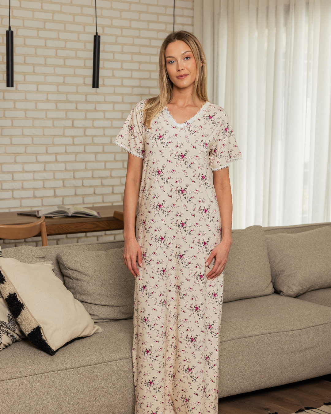 ‫قميص ليكرا مايكى‬‫ رقبه سبعه‬‫بدانتيل 1/2 كم‬